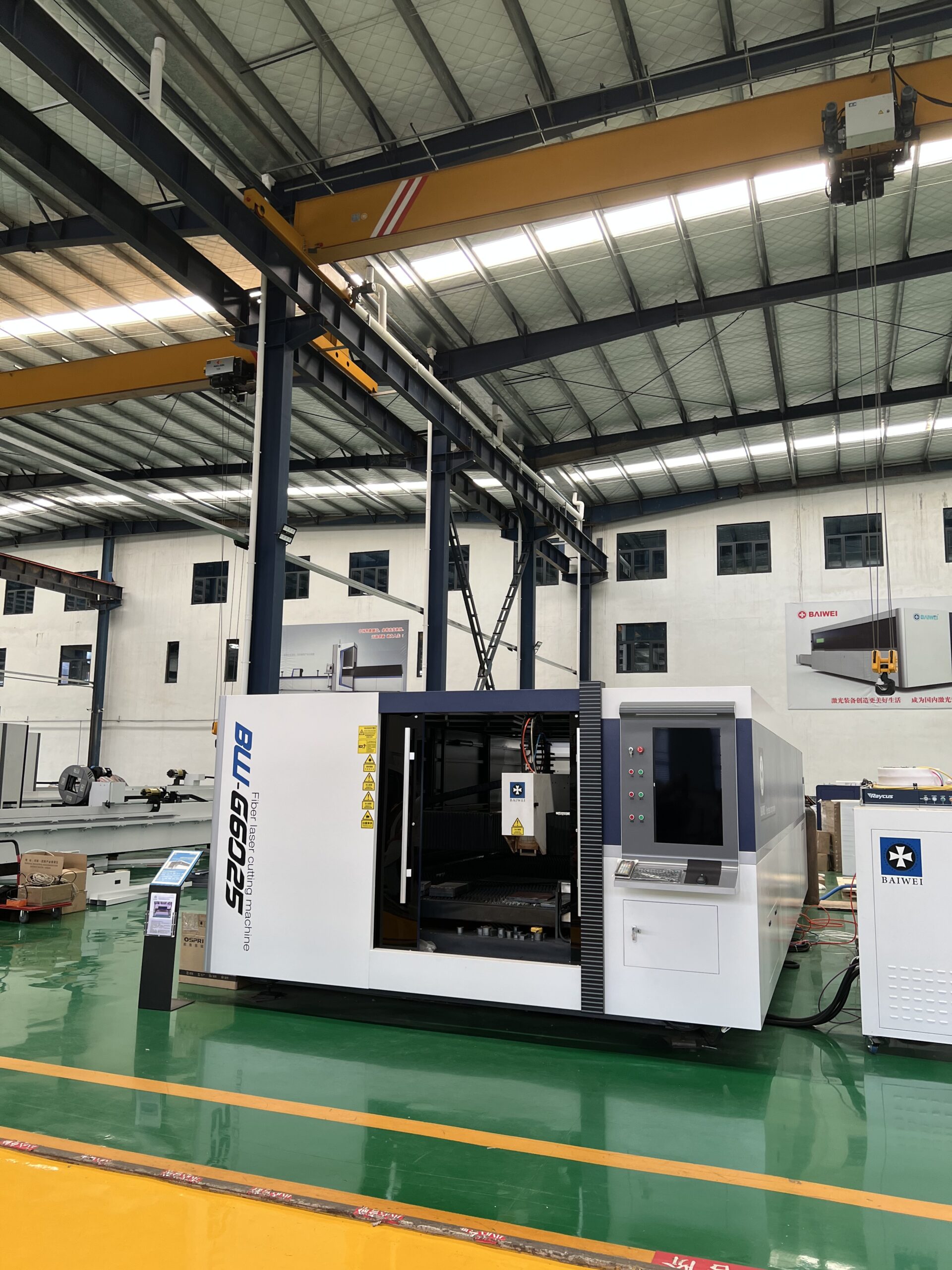 Large size closed  type fiber laser cutting machine High power 6000w/3000w Fast cutting