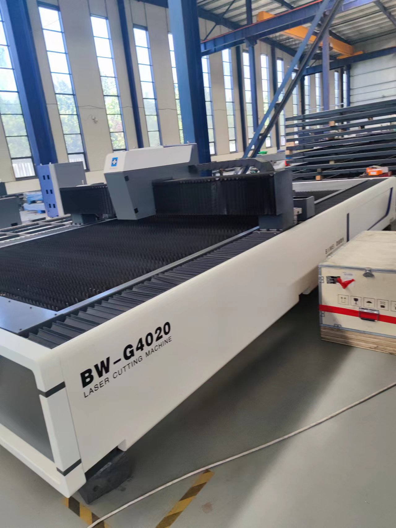 High-speed enclosed fiber laser cutting machine for sale