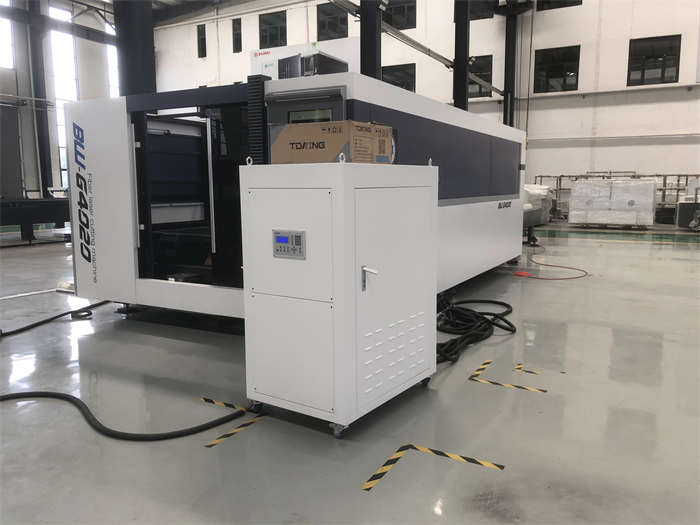 Laser cutting machine for cutting steel plate