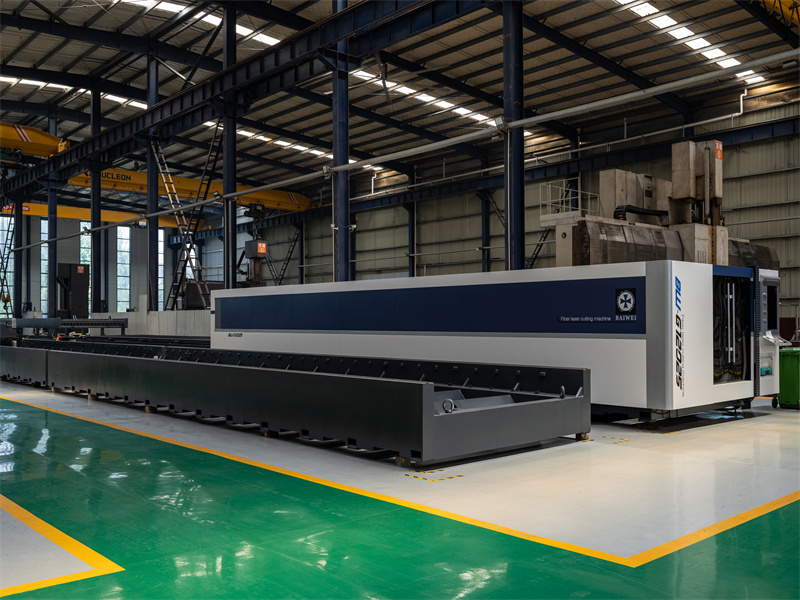 Safe warranty closed type fiber laser cutting machine for sale