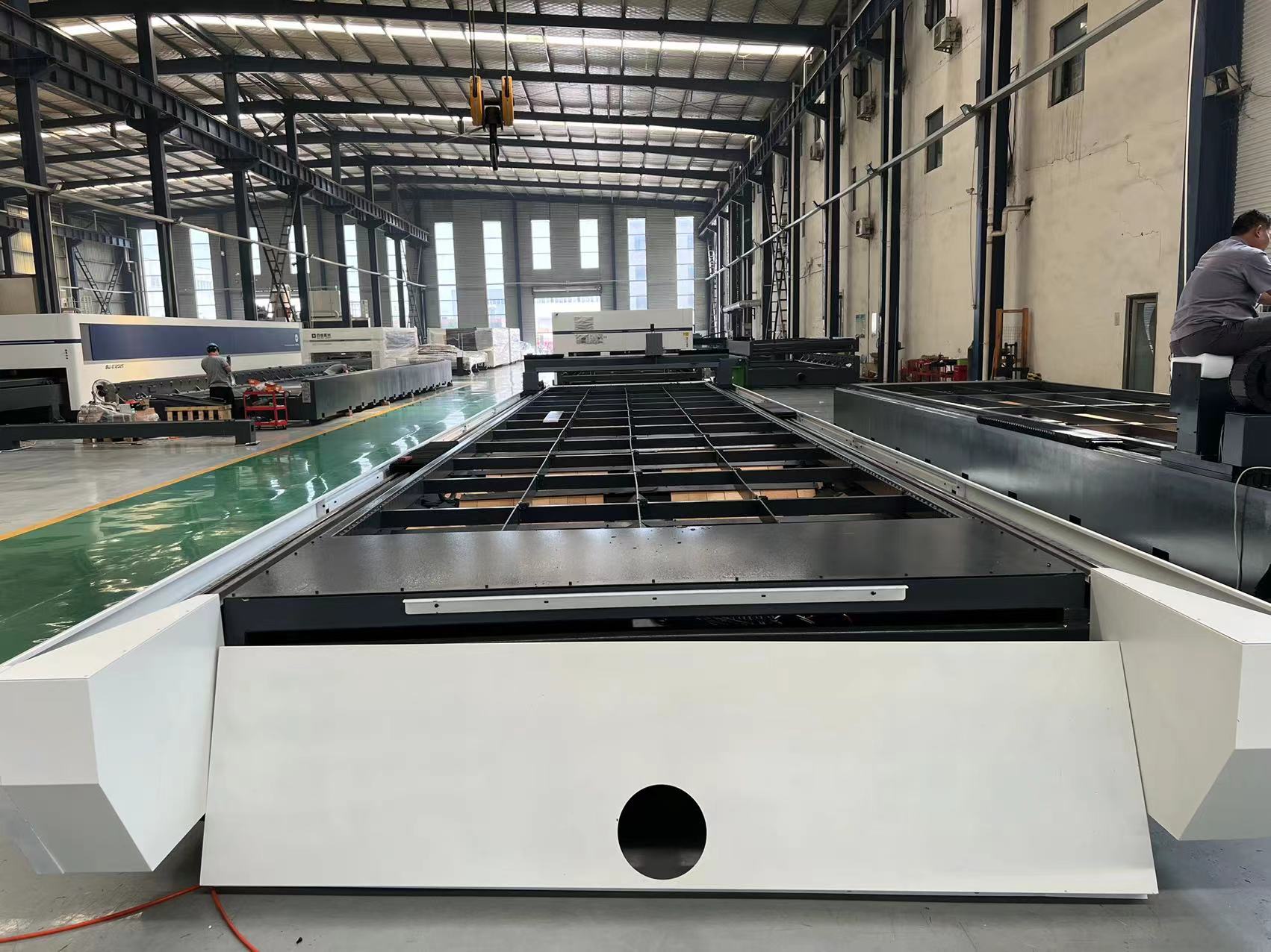 lasercutter#Aluminum closed type fiber laser cutting machine with genuine security