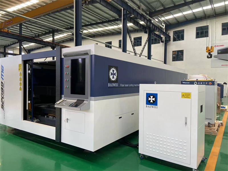 Hot sale carbon steel closed type fiber laser cutting machine in stock