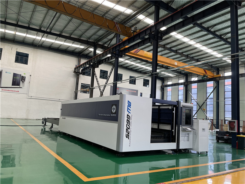 Fiber laser cutting machine for carbon steel